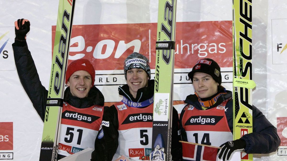 Na zdjęciu podium konkursu w Ruce Odd lewej: Simon Ammann, Arttu Lappi, Anders Jacobsen
