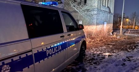 Policjanci wynieśli mężczyzn z płonącego budynku