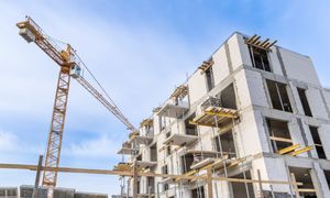 Mieszkania dalej schodzą na pniu. Nowe dane pokazują, co dzieje się z cenami