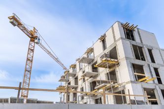 Mieszkania dalej schodzą na pniu. Nowe dane pokazują, co dzieje się z cenami