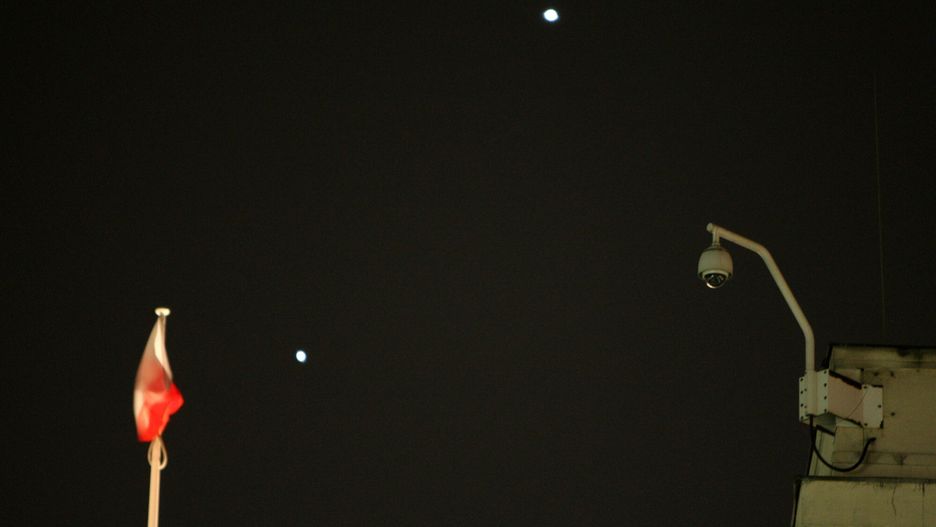 Na zdjęciu: koniunkcja Wenus i Jowisza uchwycona w 2012 roku nad budynkiem sejmu w Warszawie