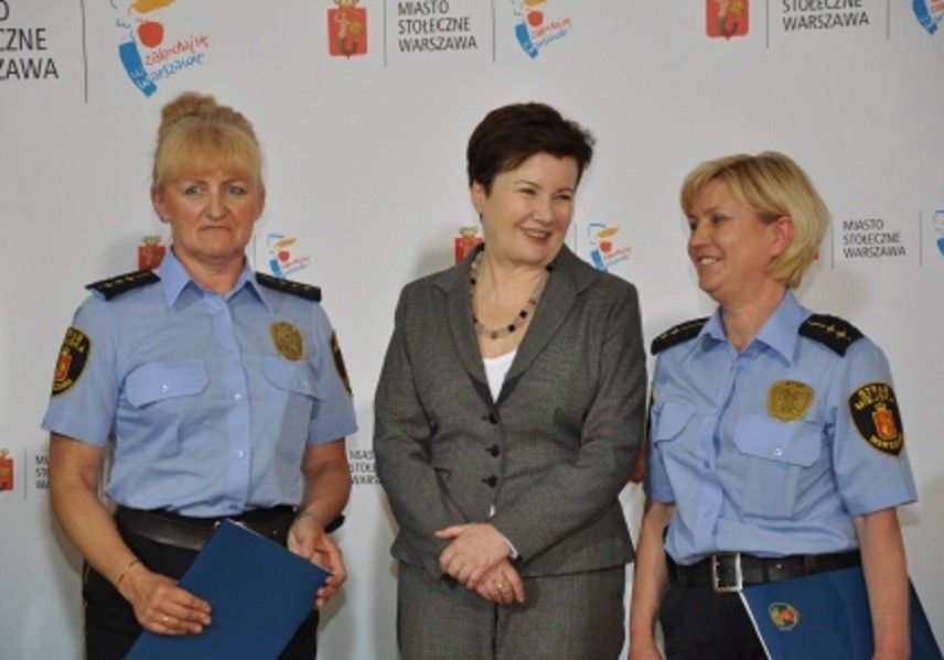Prezydent Warszawy nagrodziła strażniczki miejskie. Eskortowały rodzącą kobietę