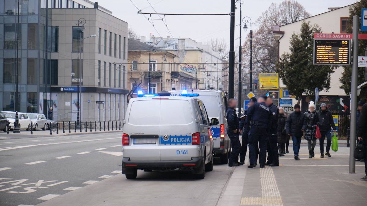 Policjanci zatrzymali sprawców próby kradzieży w Biedronce przy ul. Lipowej