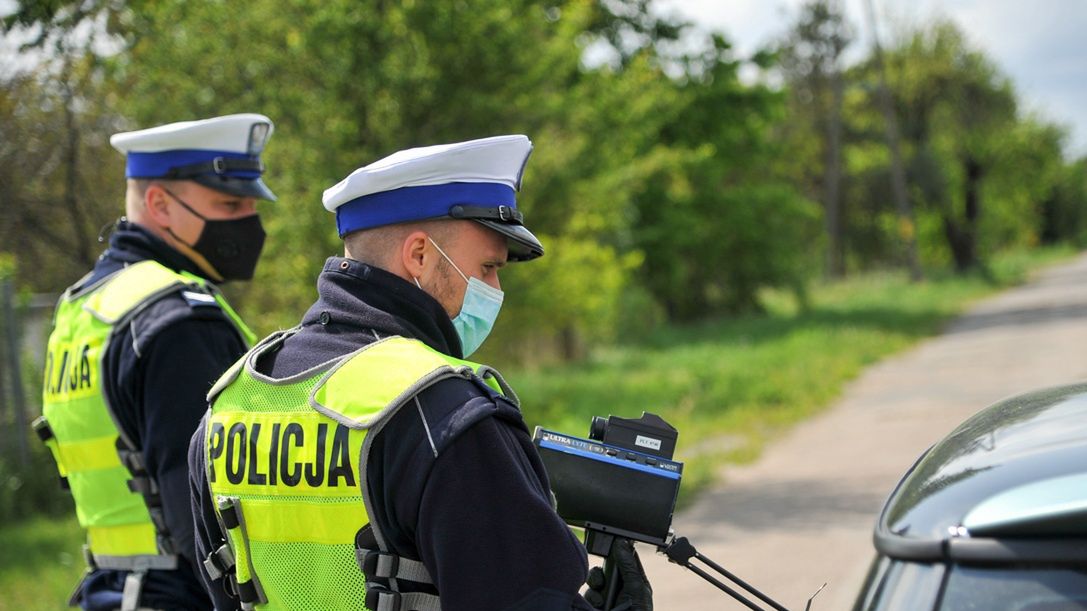 Policja, kontrola prędkości. Maseczki