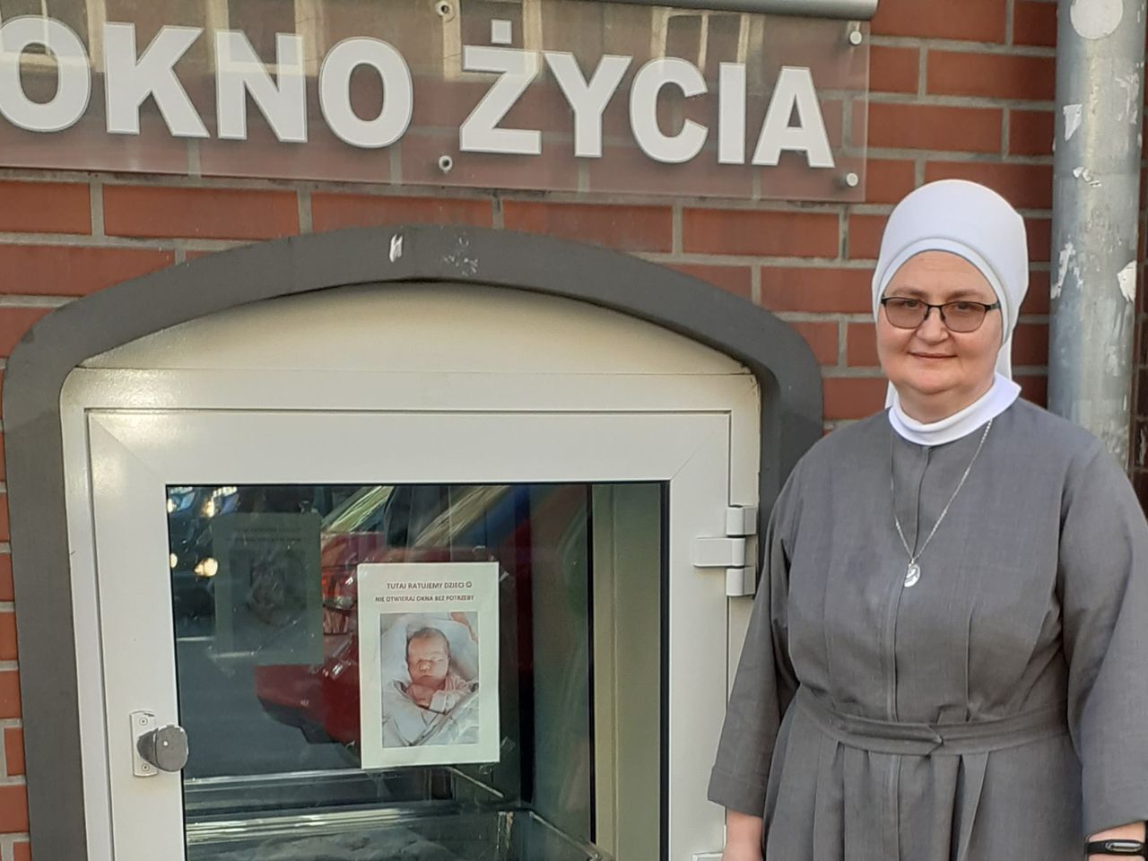 Siostra Macieja Miozga przed oknem życia we Wrocławiu