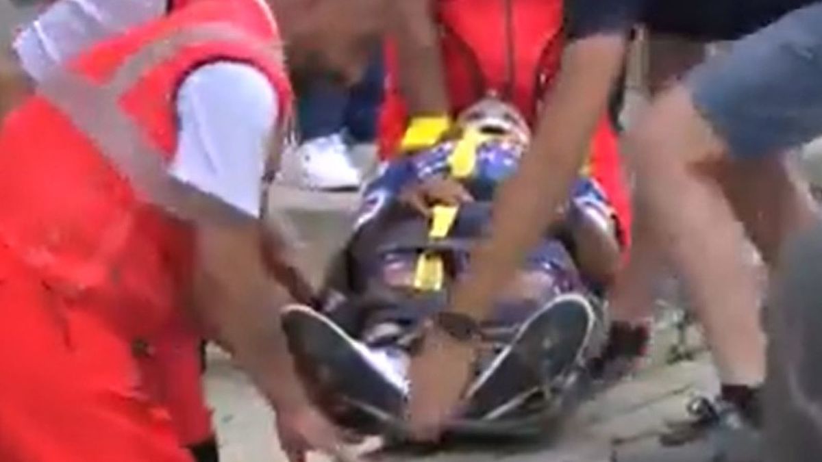 Twitter / Eurosport ESP / Mikel Landa znoszony na nosach z trasy pierwszego etapu Giro