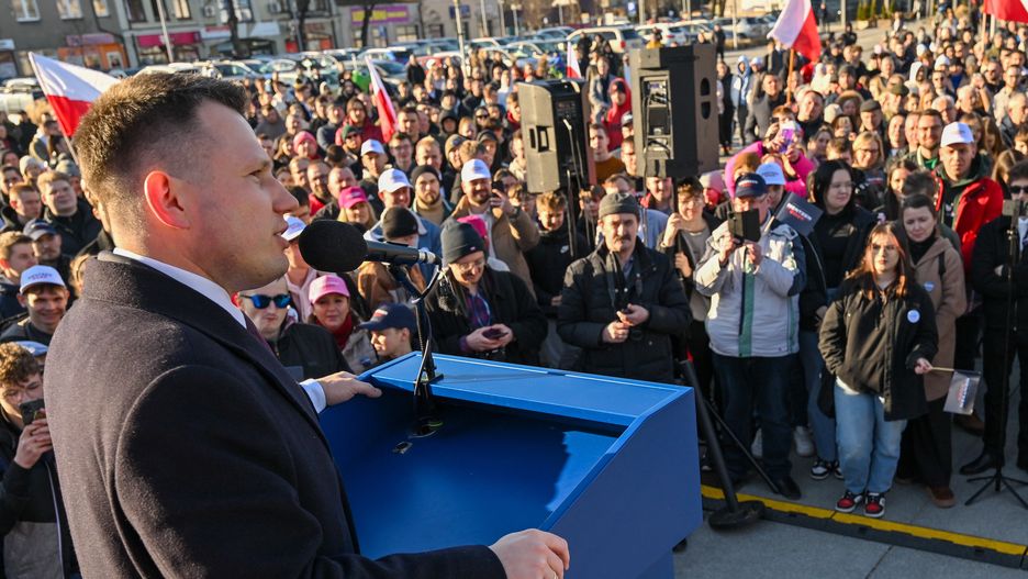 Węgrów, 19.03.2025. Wybory Prezydenta RP 2025 - kampania. Poseł Konfederacji, kandydat ugrupowania w wyborach na prezydenta RP Sławomir Mentzen podczas spotkania z wyborcami w Węgrowie, 19 bm. (ad) PAP/Przemysław Piątkowski