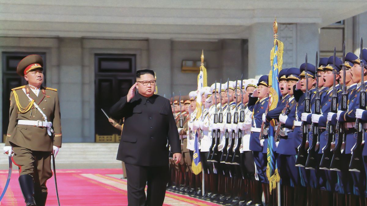 Kim Jong-un inspectant ses troupesAPI