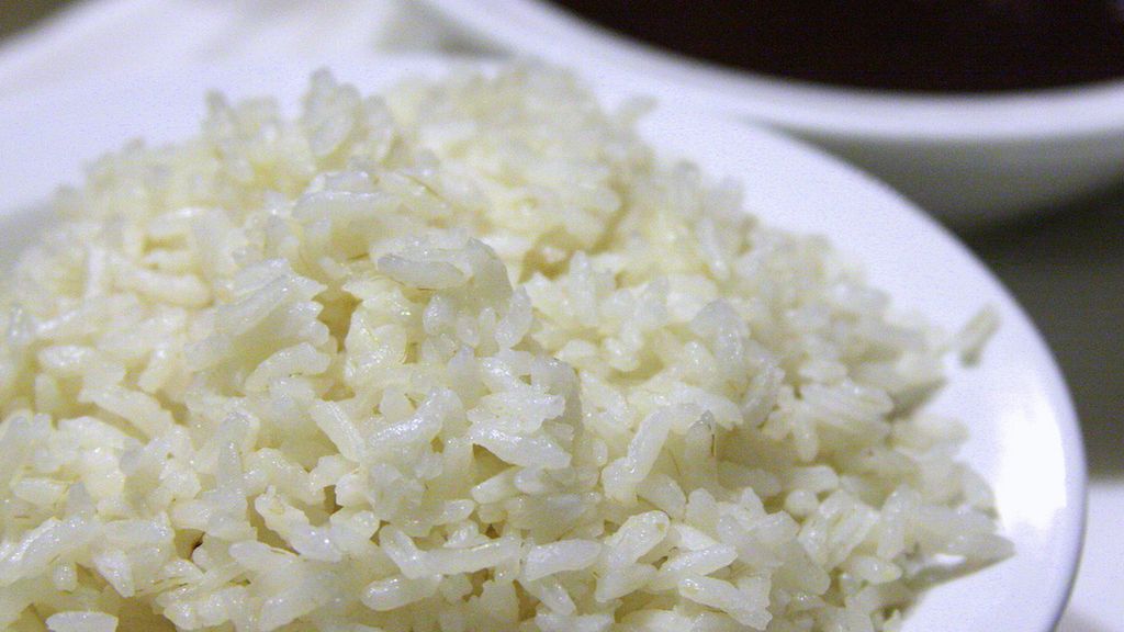 Biały ryż długoziarnisty ugotowany bez dodatku soli (niewzbogacony)