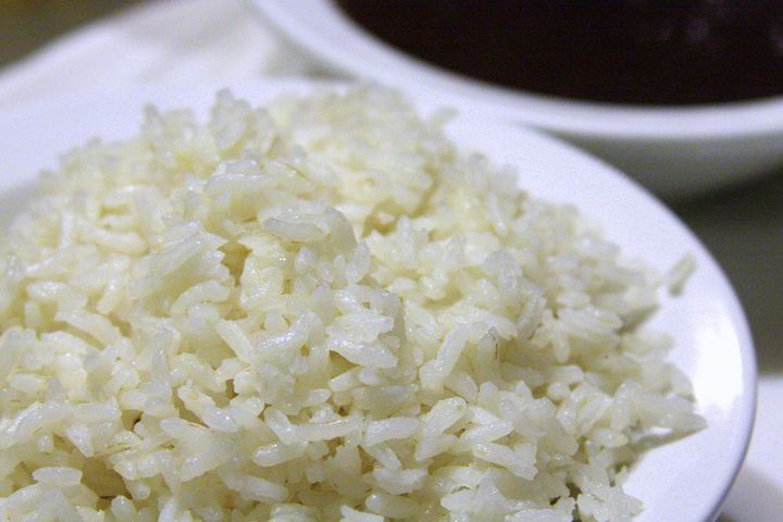 Biały ryż długoziarnisty ugotowany bez dodatku soli (niewzbogacony)