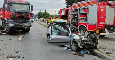 Peugeot zmiażdżony po zderzeniu z ciężarówką. Jedna osoba nie żyje