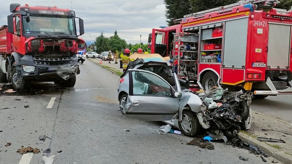 Peugeot zmiażdżony. Jedna osoba nie żyje