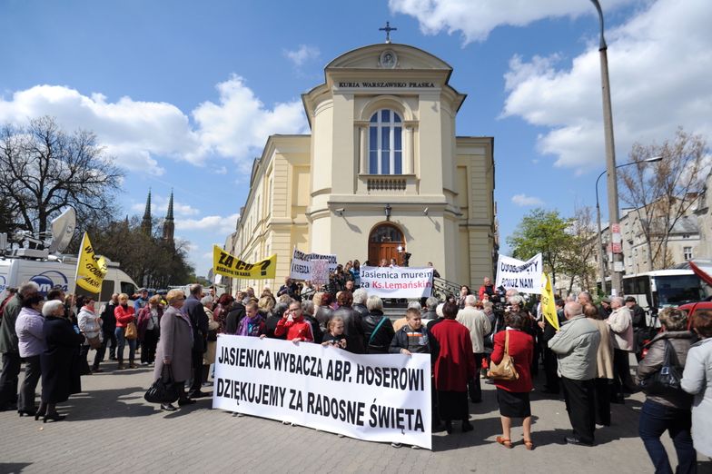 Zamknięty kościół w Jasienicy. Wierni protestują