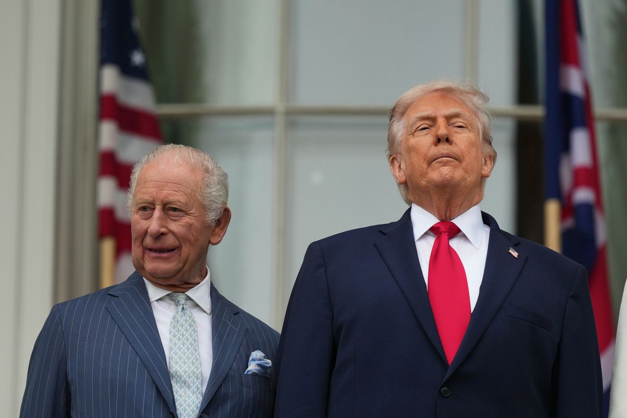 Karol III złamał protokół? Nietypowe powitanie podczas wizyty w USA