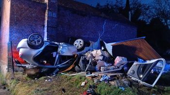 Wonieść: Pijany uderzył w ogrodzenie, garaż i ścianę budynku. Zakończył dachowaniem