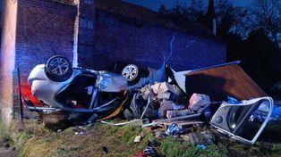 Wonieść: Pijany uderzył w ogrodzenie, garaż i ścianę budynku. Zakończył dachowaniem