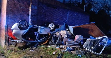 Wonieść: Pijany uderzył w ogrodzenie, garaż i ścianę budynku. Zakończył dachowaniem