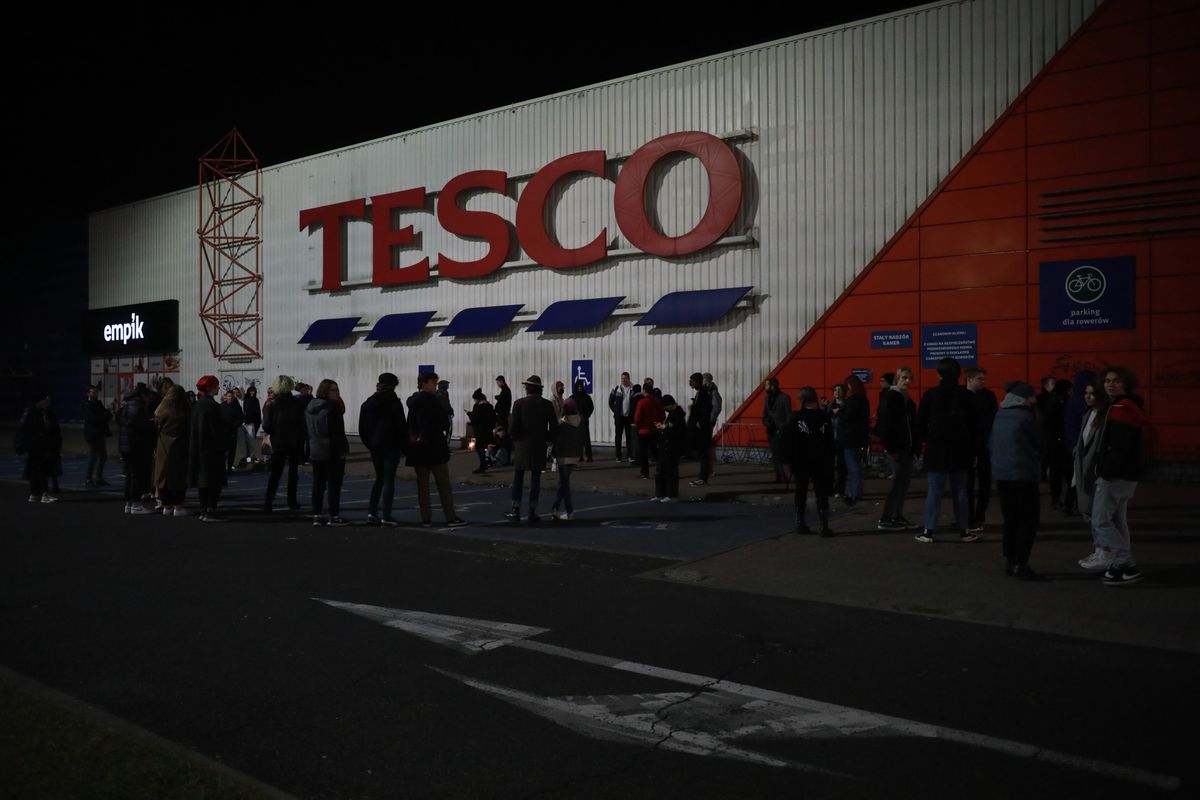 Mieszkańcy urządzili pożegnanie Tesco na Kabatach 