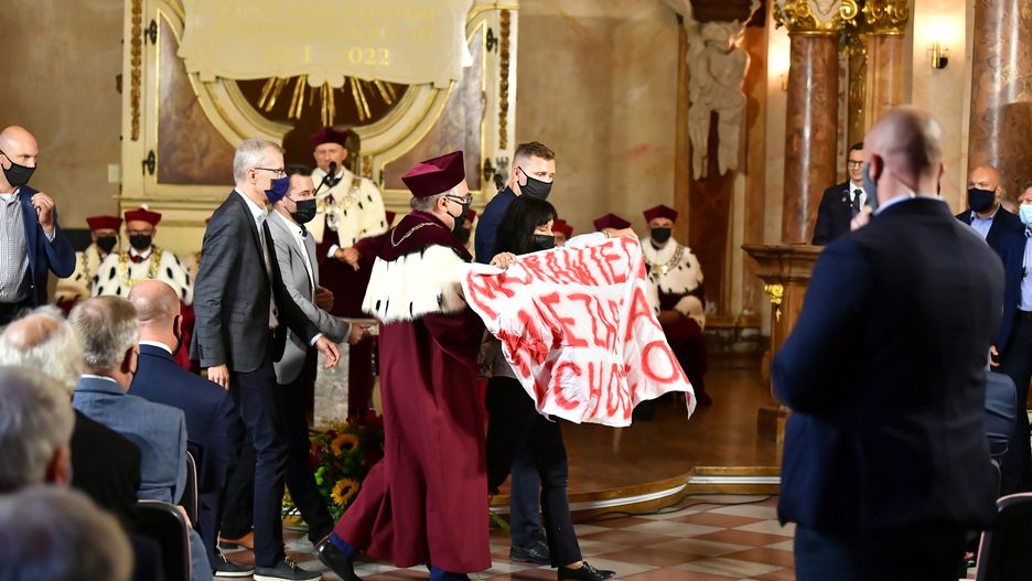 Wrocław, 30.09.2021. Inauguracja Roku Akademickiego na Uniwersytecie Wrocławskim, 30 bm. Po uroczystości orszak studentów i rektorów wszystkich Uczelni Wrocławia tradycyjnie uda się na rynek wrocławski, gdzie pod Pomnikiem Aleksandra Fredry połączone chóry akademickie wykonają hymn "Gaudeamus igitur..." (aldg) PAP/Maciej Kulczyński