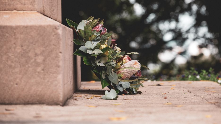 Często trudno jest znaleźć miejsce, w którym leży zmarły. Wyszukiwarka grobów może w tym pomóc.