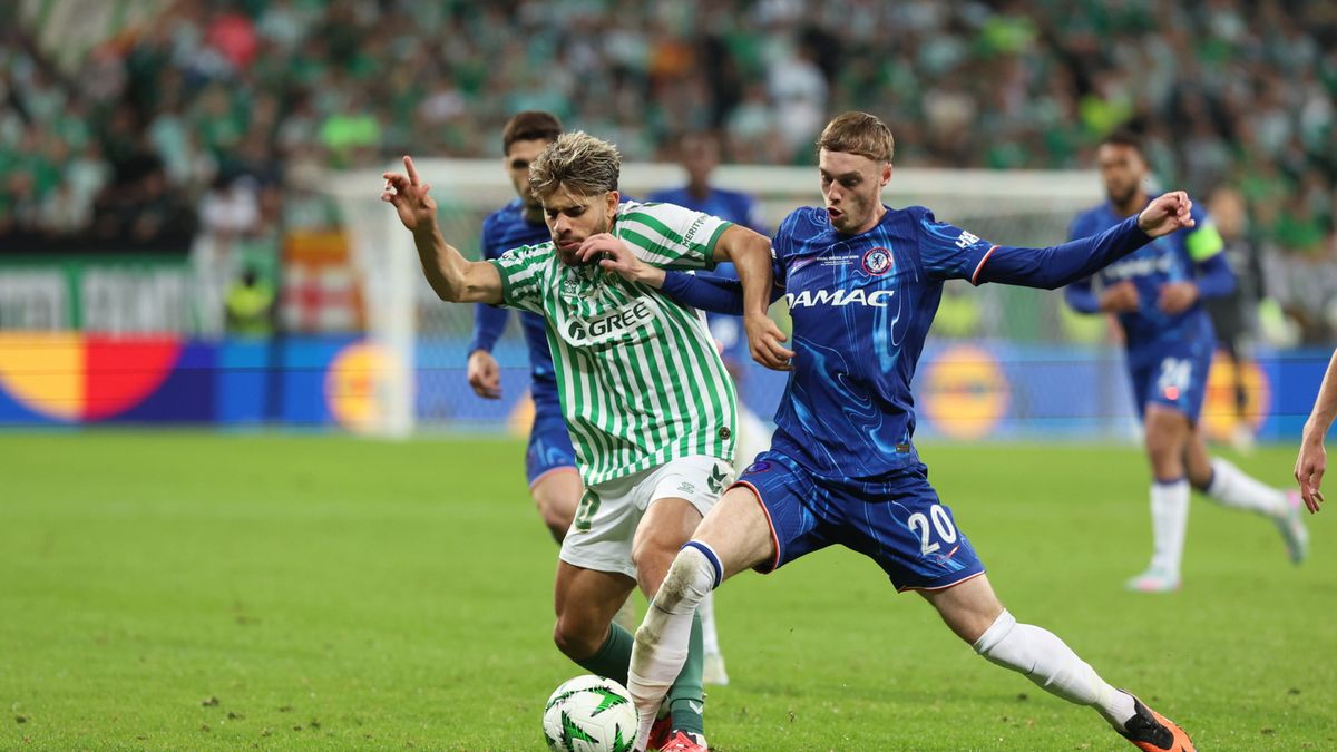 PAP / Paweł Jaskółka / Na zdjęciu: Zawodnik Realu Betis Sewilla Abde Ezzalzouli (L) i Cole Palmer (P) z Chelsea FC