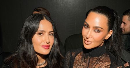 Elegancka Kim Kardashian z Salmą Hayek u boku bryluje na pokazie Balenciagi w Paryżu (ZDJĘCIA)