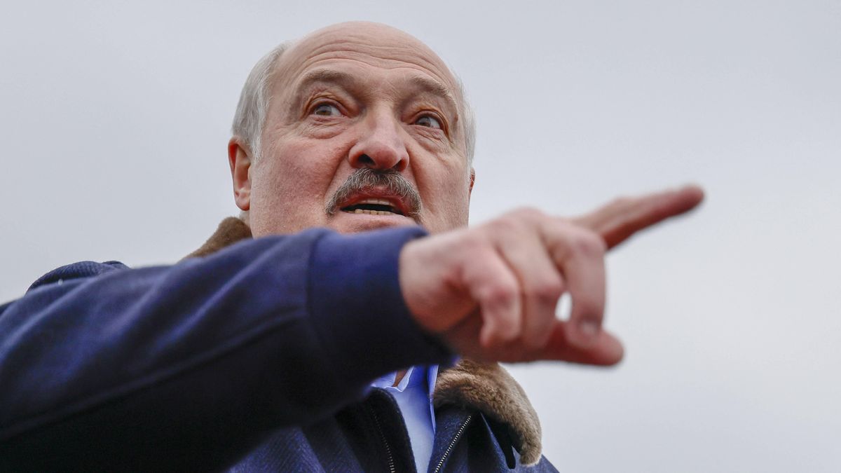 Belarus President Lukashenko visits refugee camp on Belarusian-Polish border
GRODNO, BELARUS - NOVEMBER 26: Belarusian President Alexander Lukashenko visits migrants waiting at the closed area allocated by Belarusian government on the Belarusian-Polish border in Grodno, Belarus on November 26, 2021. Sefa Karacan / Anadolu Agency/ABACAPRESS.COM 
Dostawca: PAP/Abaca
AA/ABACA
bia�orusko polska, bia�orusko-polska, centrum logistyczne, kryzys migracyjny, migranci, politics, sytuacja na granicy, visit, gest