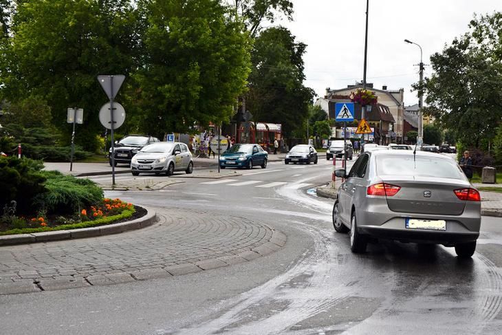 Włączenie lewego kierunkowskazu na małym rondzie daje wyraźny sygnał innym kierowcom, że będziemy je objeżdżać