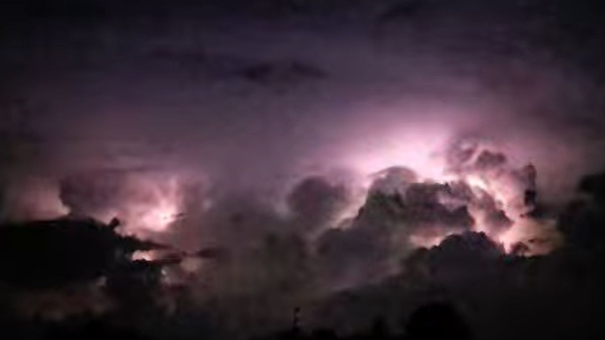 Nocne widowisko nad Wielkopolską. Fot. Bartosz Kulawinek