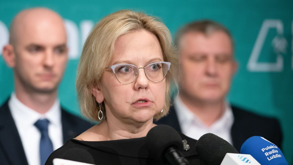 Bogdanka (woj. lubelskie), 27.03.2023. Minister klimatu i środowiska Anna Moskwa (C) i prezes zarządu spółki LW Bogdanka Kasjan Wyligała (L) na briefingu prasowym w siedzibie LW Bogdanka w Bogdance, 27 bm. Spotkanie dot. zwiększenia roli krajowego węgla jako paliwa dla dyspozycyjnych mocy stabilizujących Krajowy System Energetyczny. (aldg) PAP/Wojtek Jargiło