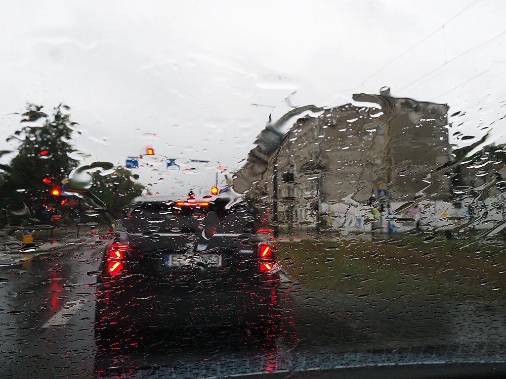Łódzkie ulice nie zostały zalane, ale kałuż nie brakuje...