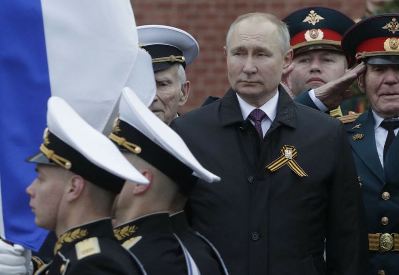 Defilada wojskowa z okazji Dnia Zwyci?stwa w MoskwieRussian President Vladimir Putin attends a flower-laying ceremony at the Tomb of the Unknown Soldier after the Victory Day military parade in Moscow on May 9, 2021. - Russia celebrates the 76th anniversary of the victory over Nazi Germany during World War II. (Photo by Mikhail Metzel / SPUTNIK / AFP)MIKHAIL METZEL