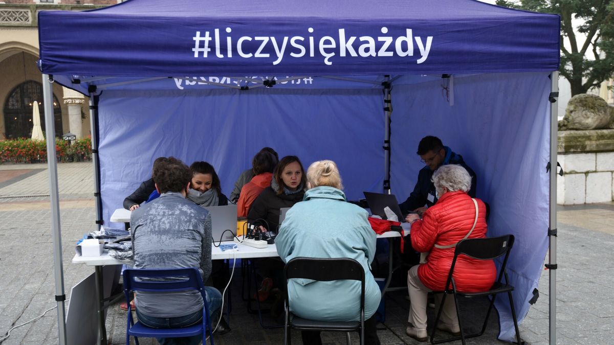 Namiot Narodowego Spisu Powszechnego na Rynku Glownym w Krakowie2021.09.22  Krakow. Przez ostatnie dni id o 30 wrzesnia bedzie czynny na roznych placach Krakowa  namiot Narodowego Spisu Powszechnego zorganizowany przez oddzial GUS w Malopolsce. Kazdy kto jeszcze nie dokonal samospisu moze tego dokonac przy pomocy rachmistrza  N/z Namiot Spisowy na Rynku Glownym  Fot. M.Lasyk/REPORTERMarek Lasyk/REPORTER