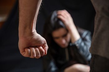 Tragiczne statystyki: do 200 kobietobójstw rocznie. W Polsce wciąż usprawiedliwia się przemoc