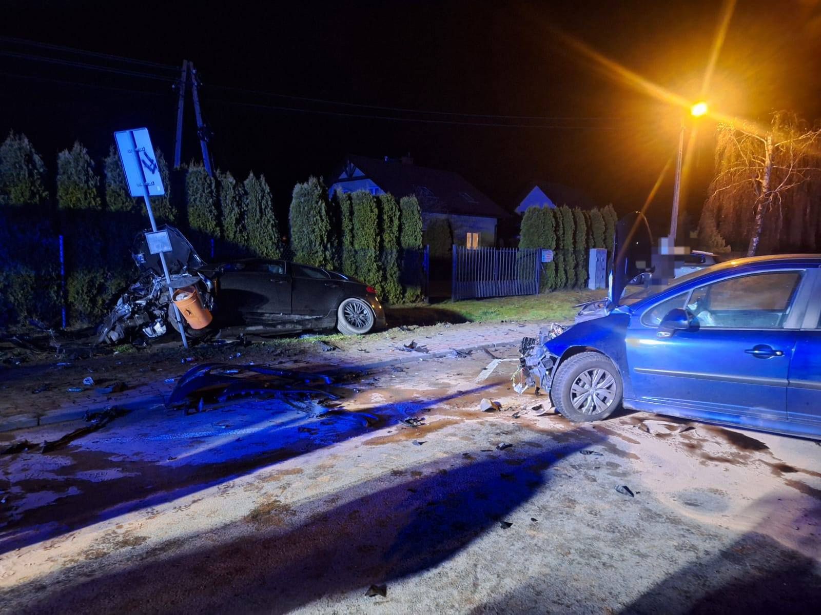 Kolizja w Żyrzynie. Kierująca peugeotem wymusiła pierwszeństwo, doszło do zderzenia z volvo