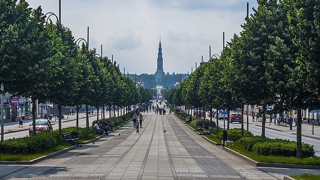 Wraca sprawa Matki Bożej w tęczowej aureoli