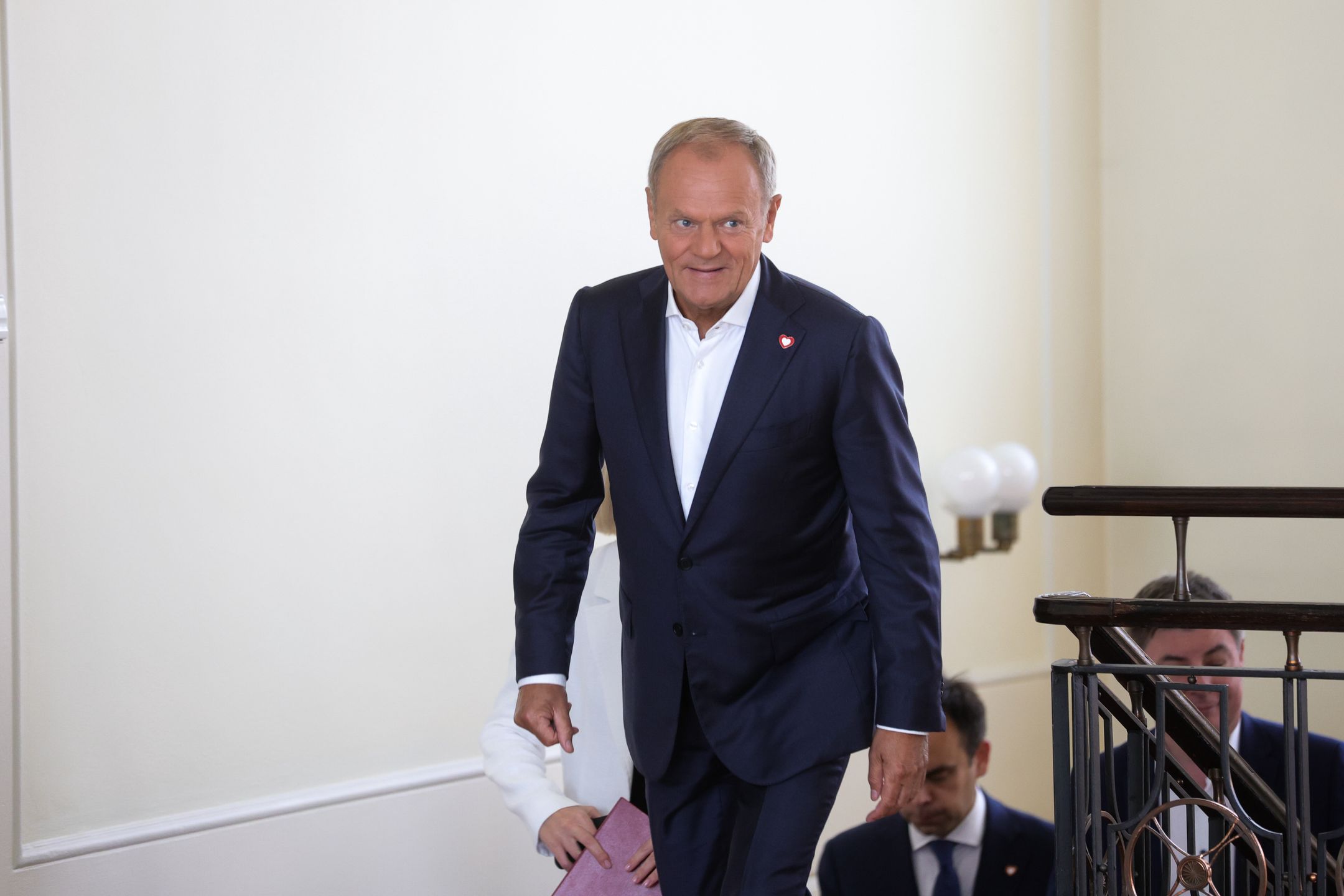 Warszawa, 09.07.2024. Premier Donald Tusk (L) przed posiedzeniem rządu siedzibie w KPRM w Warszawie, 9 bm. Rząd ma się zająć projektem ustawy, zmieniającej przepisy dotyczące działalności biur informacji gospodarczej. Zmiana ma m.in. dać dostęp do informacji gospodarczych policji, Straży Granicznej i służbom specjalnym. (jm) PAP/Rafał Guz