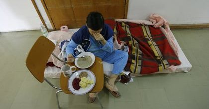 Przeterminowane jedzenie i zbyt małe porcje - tak karmią polskie szpitale
