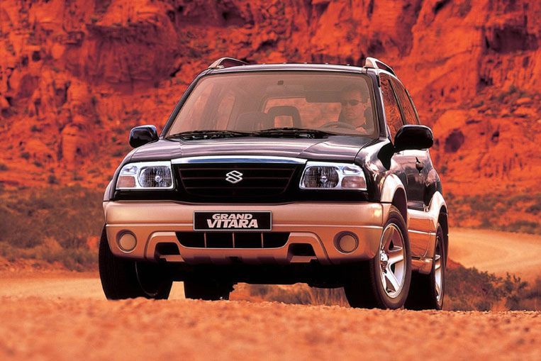 Suzuki Grand Vitara wywodzi się z prostej linii od Vitary. Grand w nazwie wcale nie oznacza "duży". Auto starzeje się powoli, a dziś mamy na rynku dopiero 2 generację.