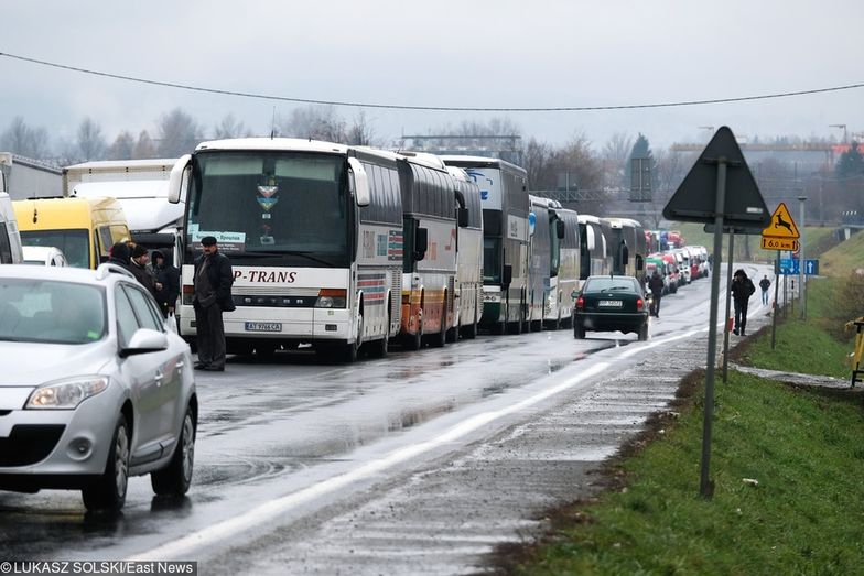 Kolejka przed przejściem granicznym w Medyce.