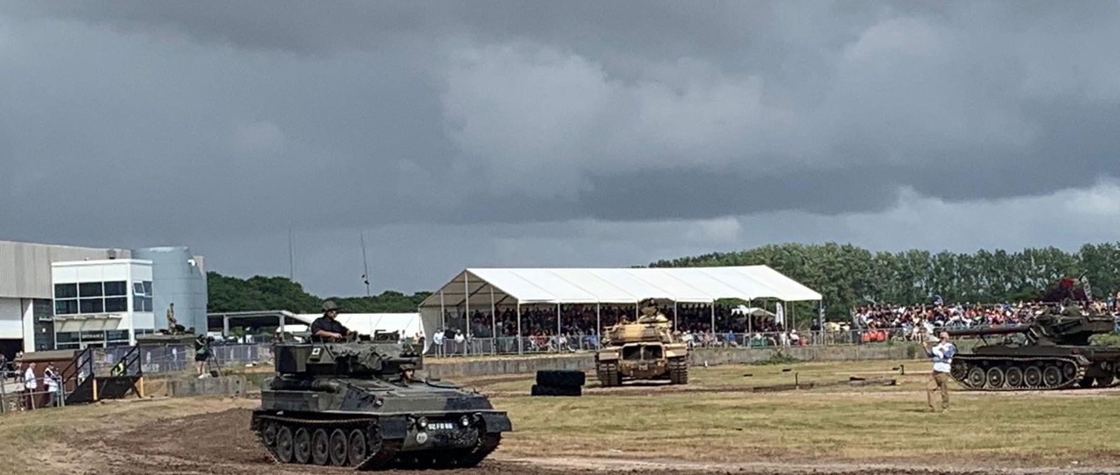 Brytyjski zwiadowczy wóz FV107 Scimitar, a w tle amerykański M60.