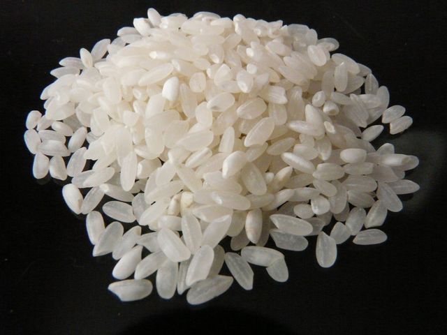 Surowy biały ryż średnioziarnisty (niewzbogacony)