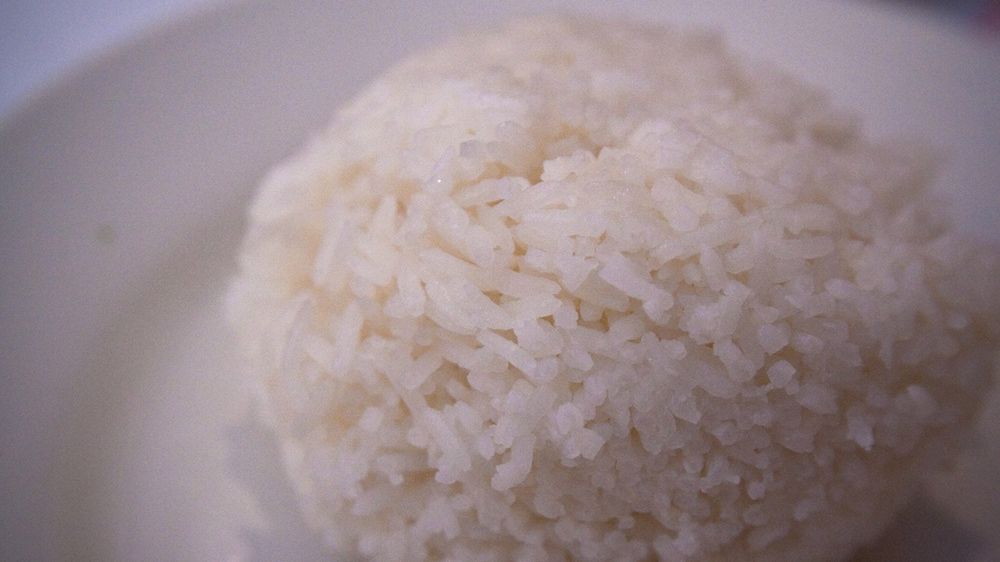 Ugotowany biały ryż średnioziarnisty (niewzbogacony)