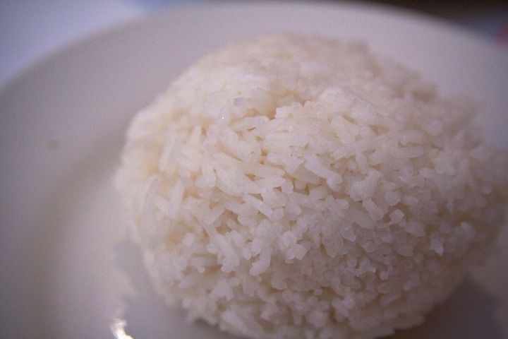 Ugotowany biały ryż średnioziarnisty (niewzbogacony)