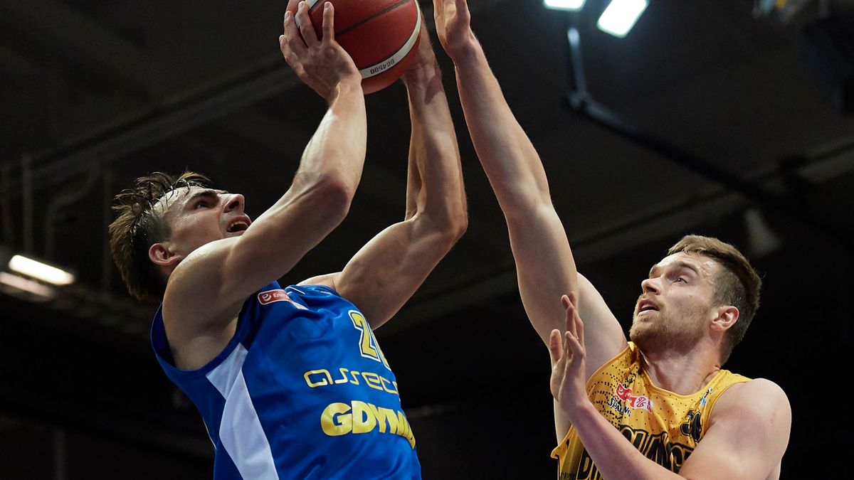 PAP / Adam Warżawa / Na zdjęciu: koszykarz Asseco Arki Gdynia Przemysław Żołnierewicz (z lewej) i Jakub Garbacz (z prawej) z Argedu BM Slamu Stali Ostrów Wlkp.