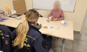 Seniorka weszła do biura podróży i nie chciała wyjść. Interweniowali strażnicy