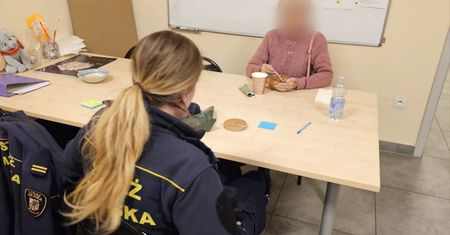 Seniorka weszła do biura podróży i nie chciała wyjść. Interweniowali strażnicy