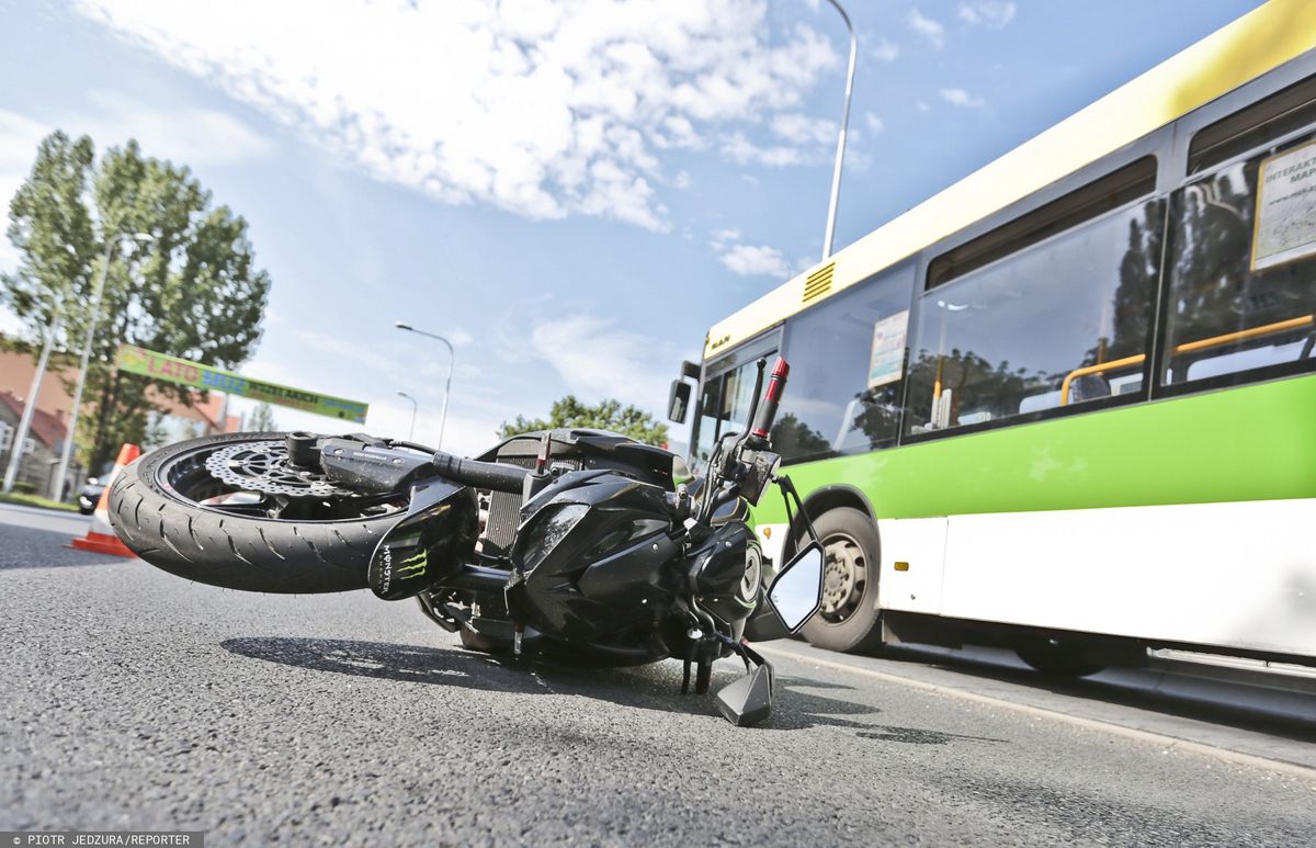 Podniesienie ciężkiego motocykla nie musi być wyzwaniem - wystarczy znać odpowiedni sposób