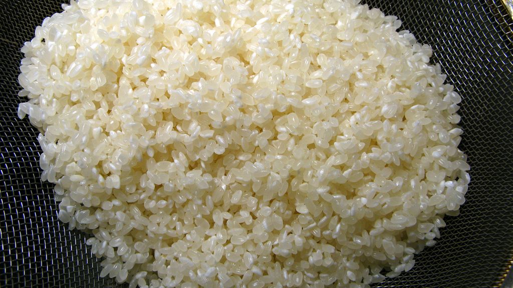 Surowy biały ryż krótkoziarnisty (niewzbogacony)