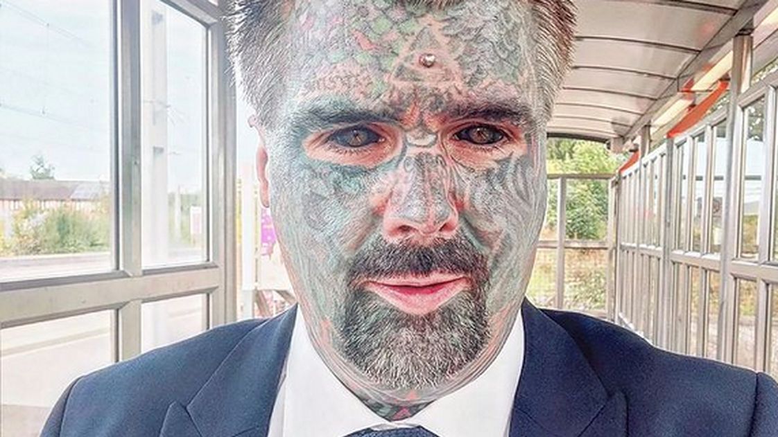 Mężczyzna opowiada o tym, jak traktowano go w biurze